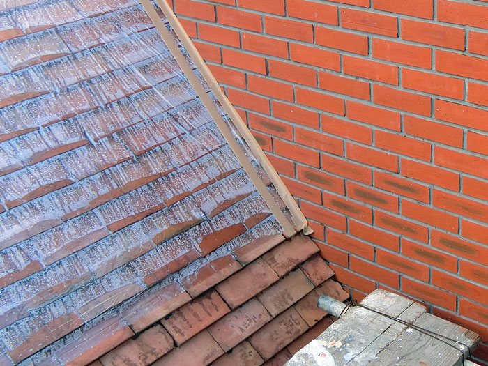 【施工後】屋根のレンガ部分の汚れもクリーニングします